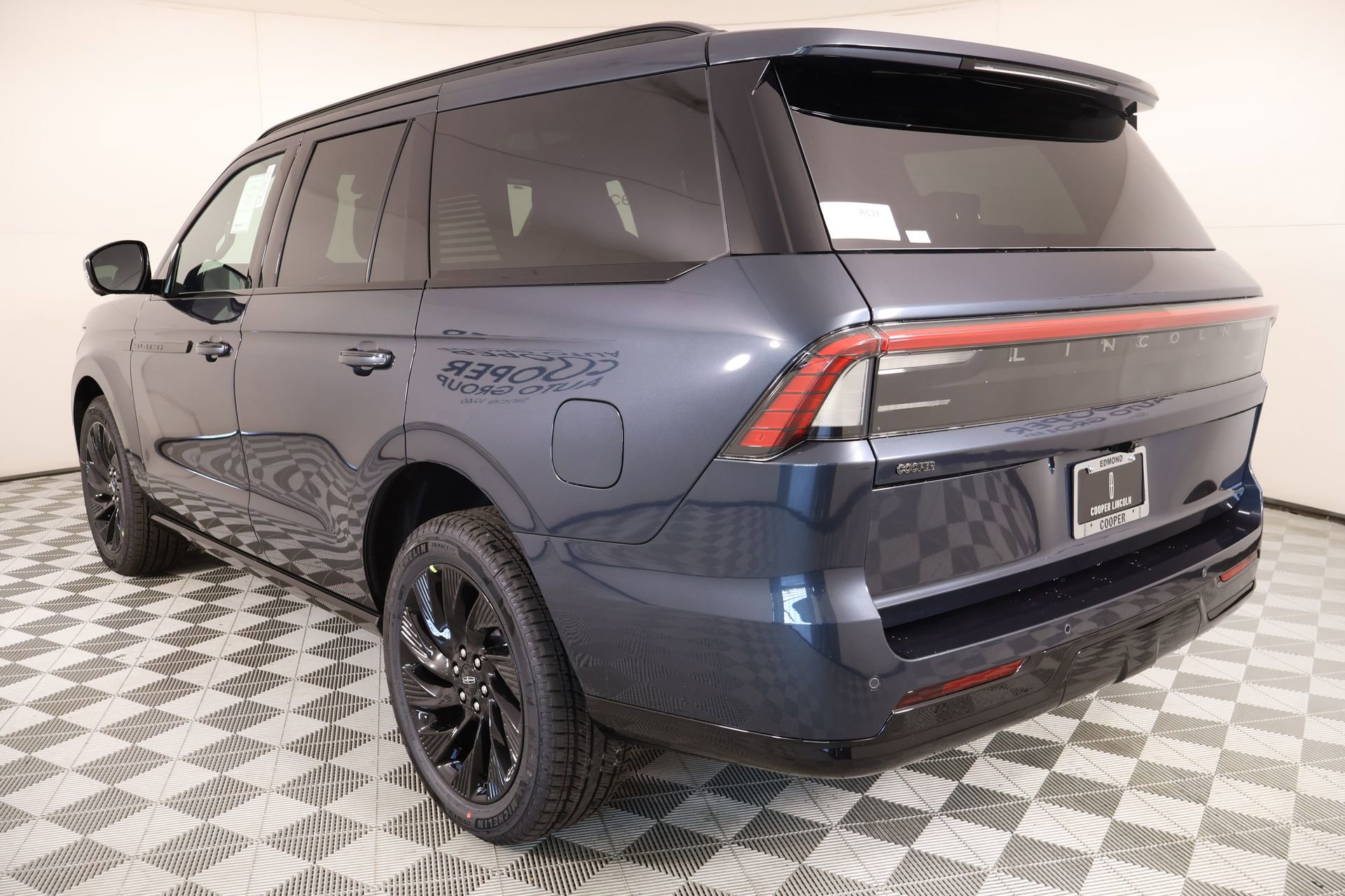 New 2026 Lincoln Navigator Reserve w/ Jet Appearance Package image 24