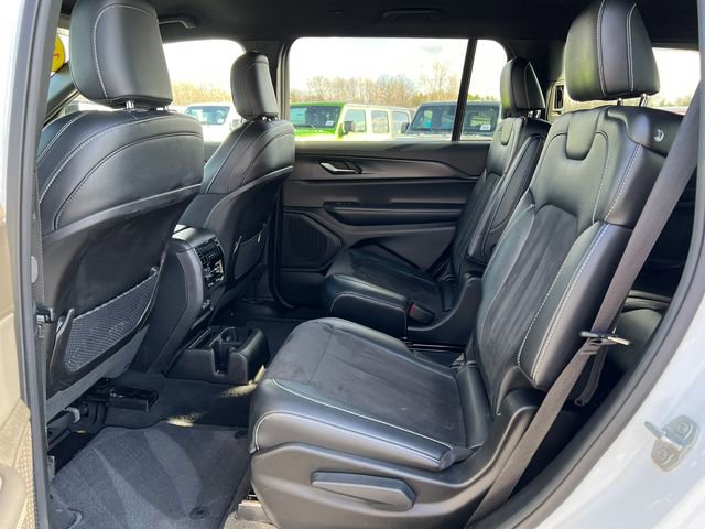 Used 2023 Jeep Grand Cherokee L Laredo image 4