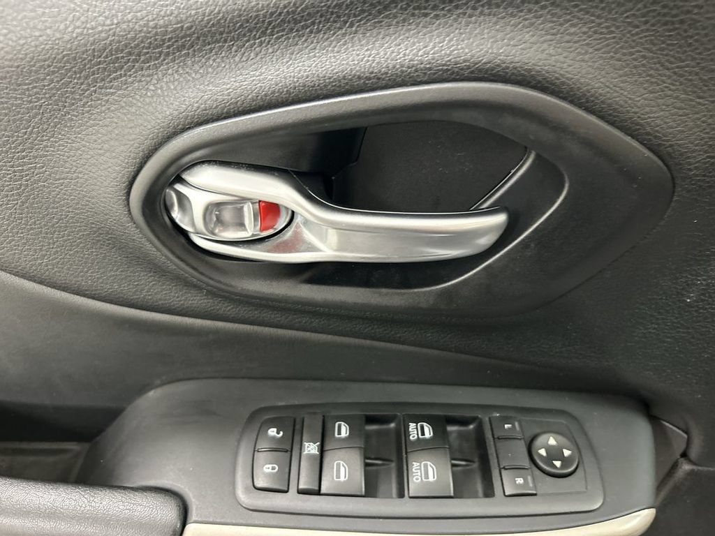 Used 2017 Jeep Cherokee Limited AWD/4WD image 9