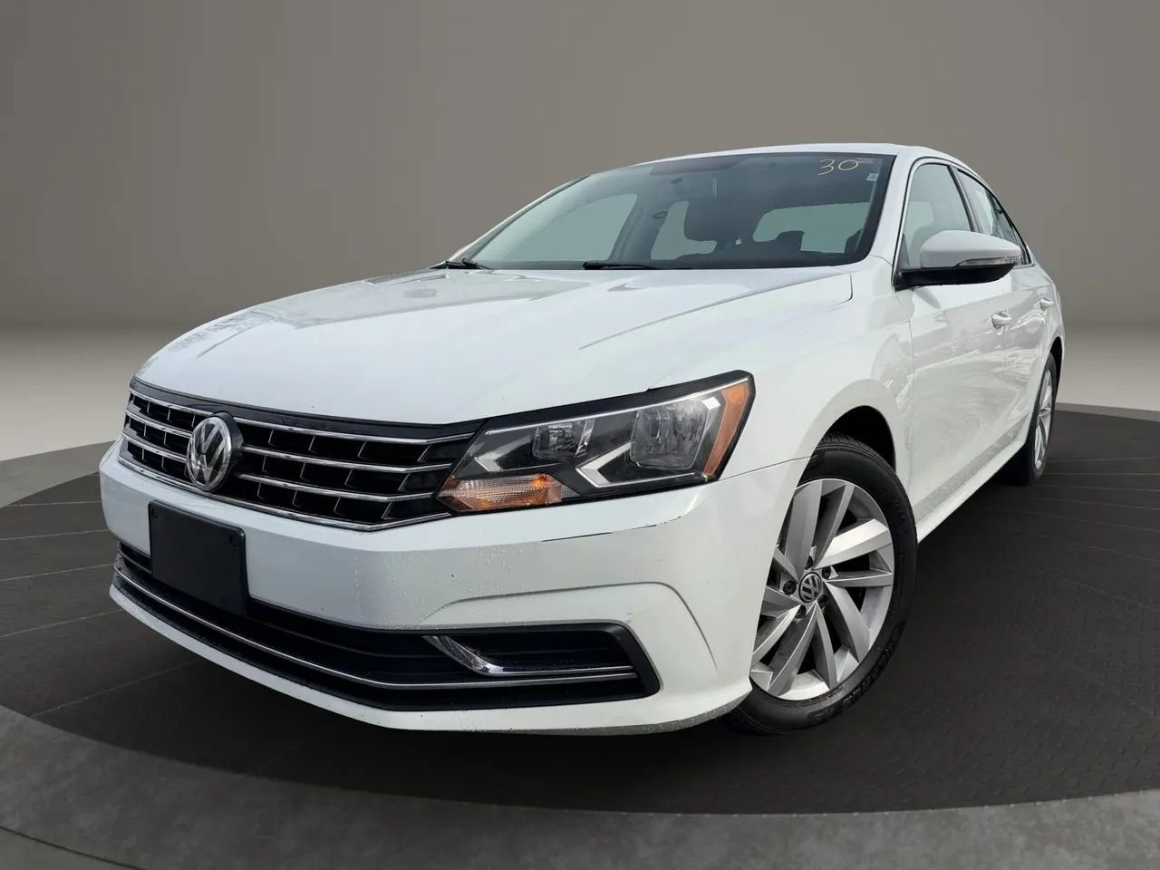 Used 2018 Volkswagen Passat 2.0T SE image 1