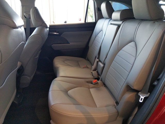 Used 2022 Toyota Highlander XLE FWD image 12