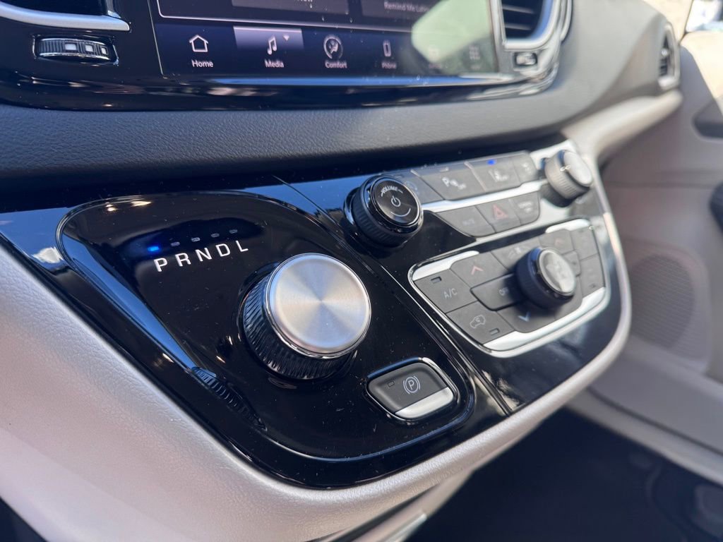 Used 2024 Chrysler Pacifica Touring-L image 19