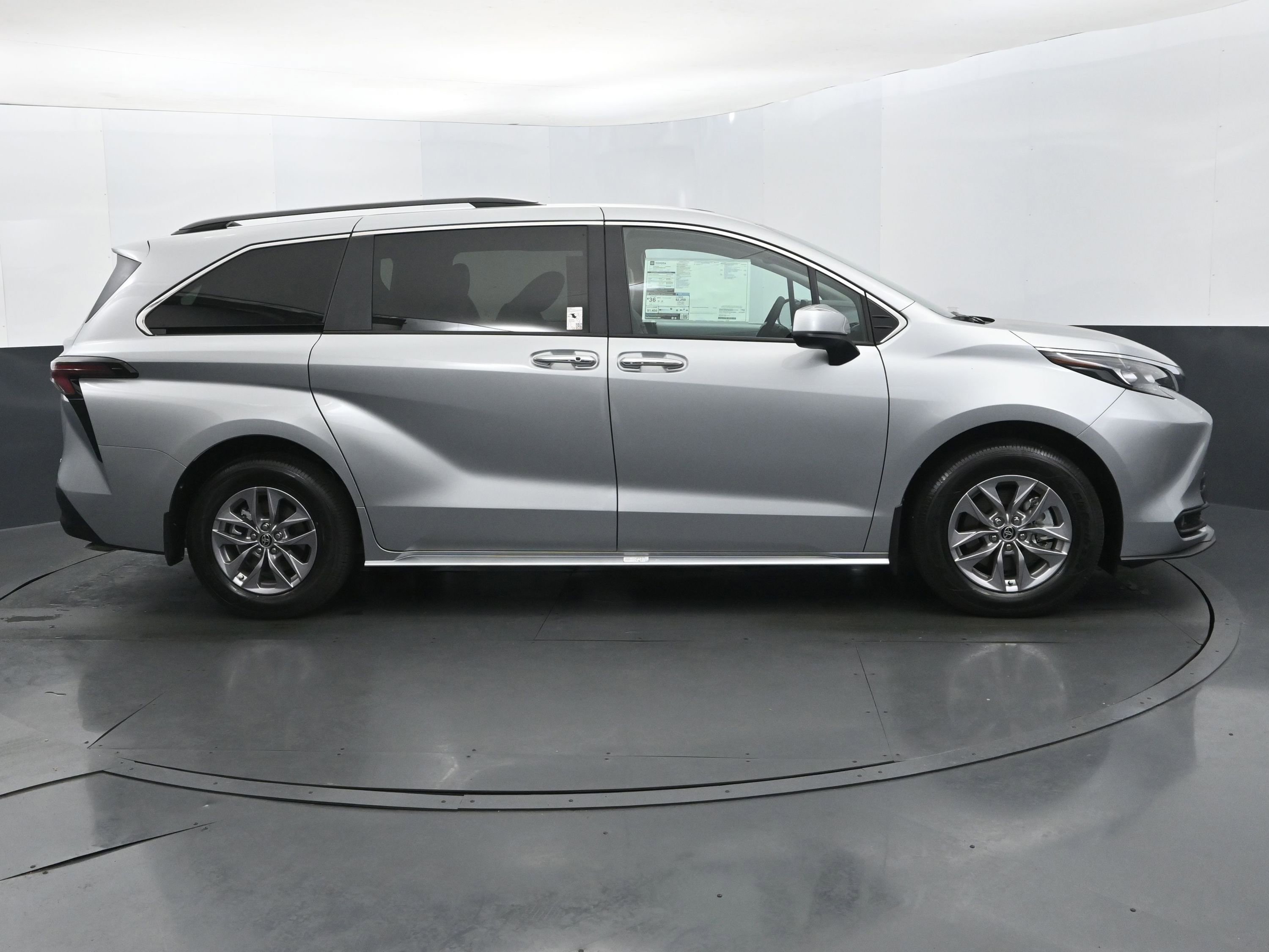 Used 2025 Toyota Sienna XLE FWD image 6