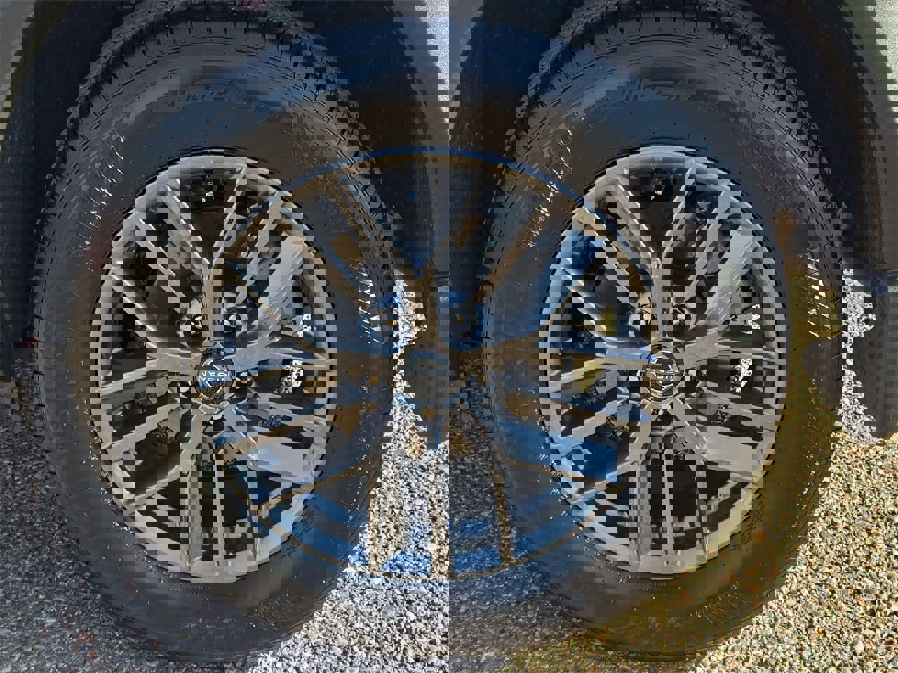 Used 2025 Nissan Rogue S image 32