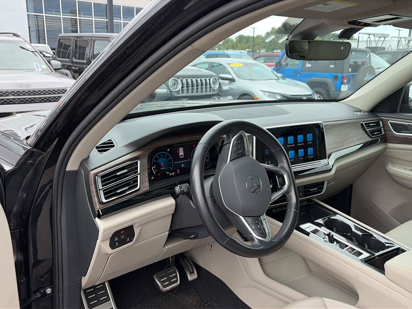 Used 2024 Volkswagen Atlas SEL Premium R-Line AWD/4WD image 5