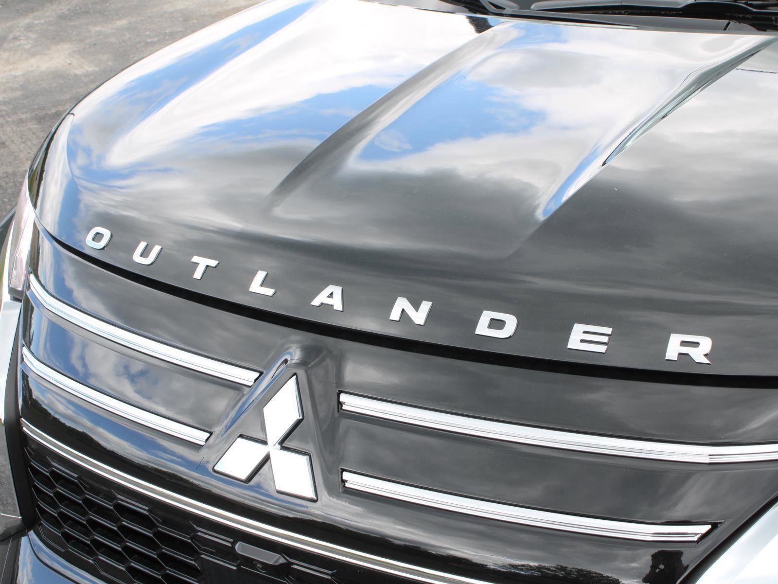 New 2025 Mitsubishi Outlander SE image 2