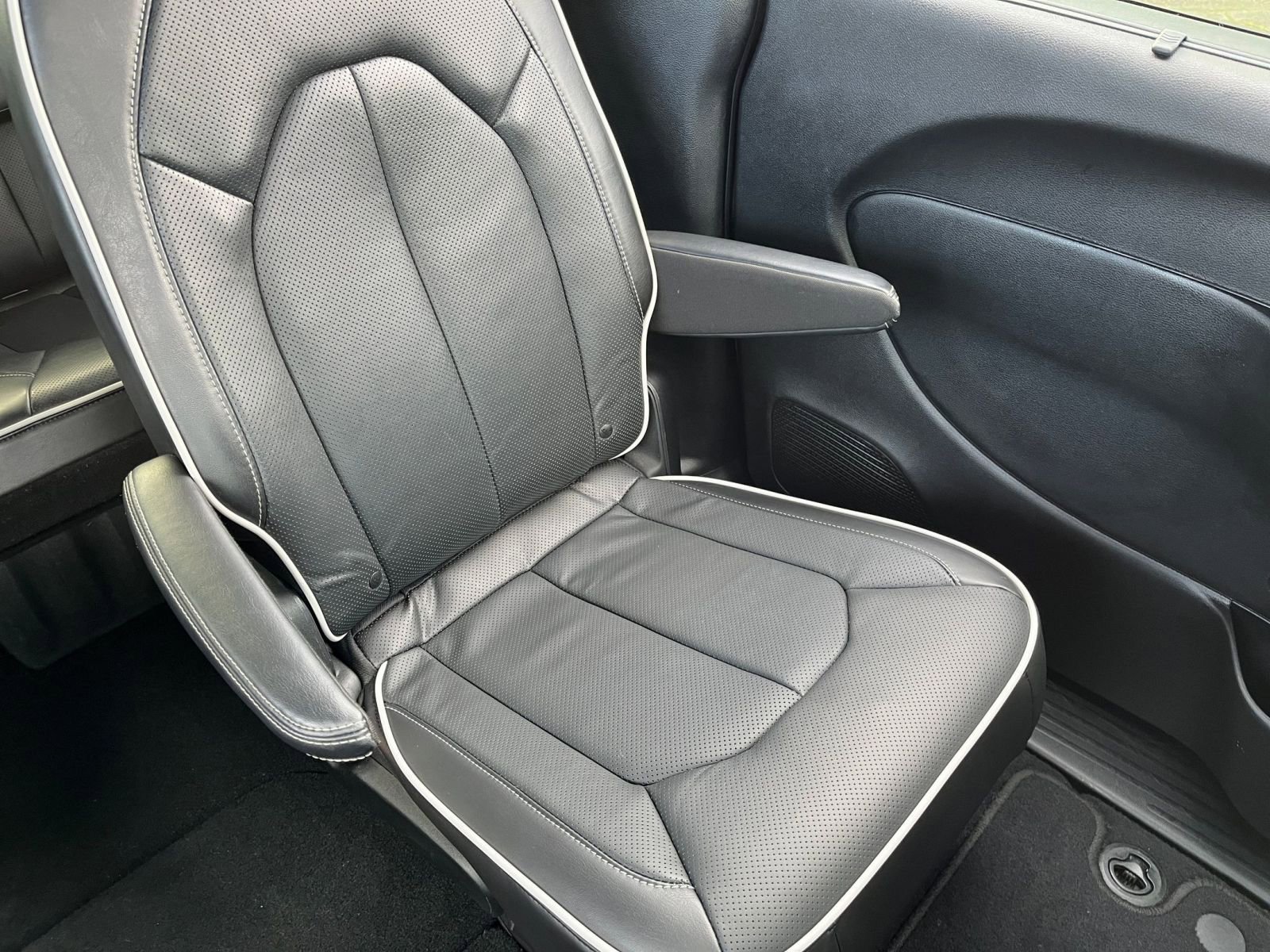 Used 2025 Chrysler Pacifica Limited image 42