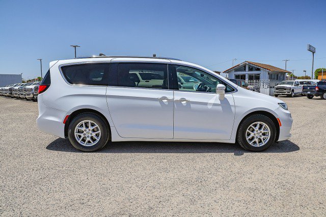 Used 2021 Chrysler Pacifica Touring-L FWD image 3