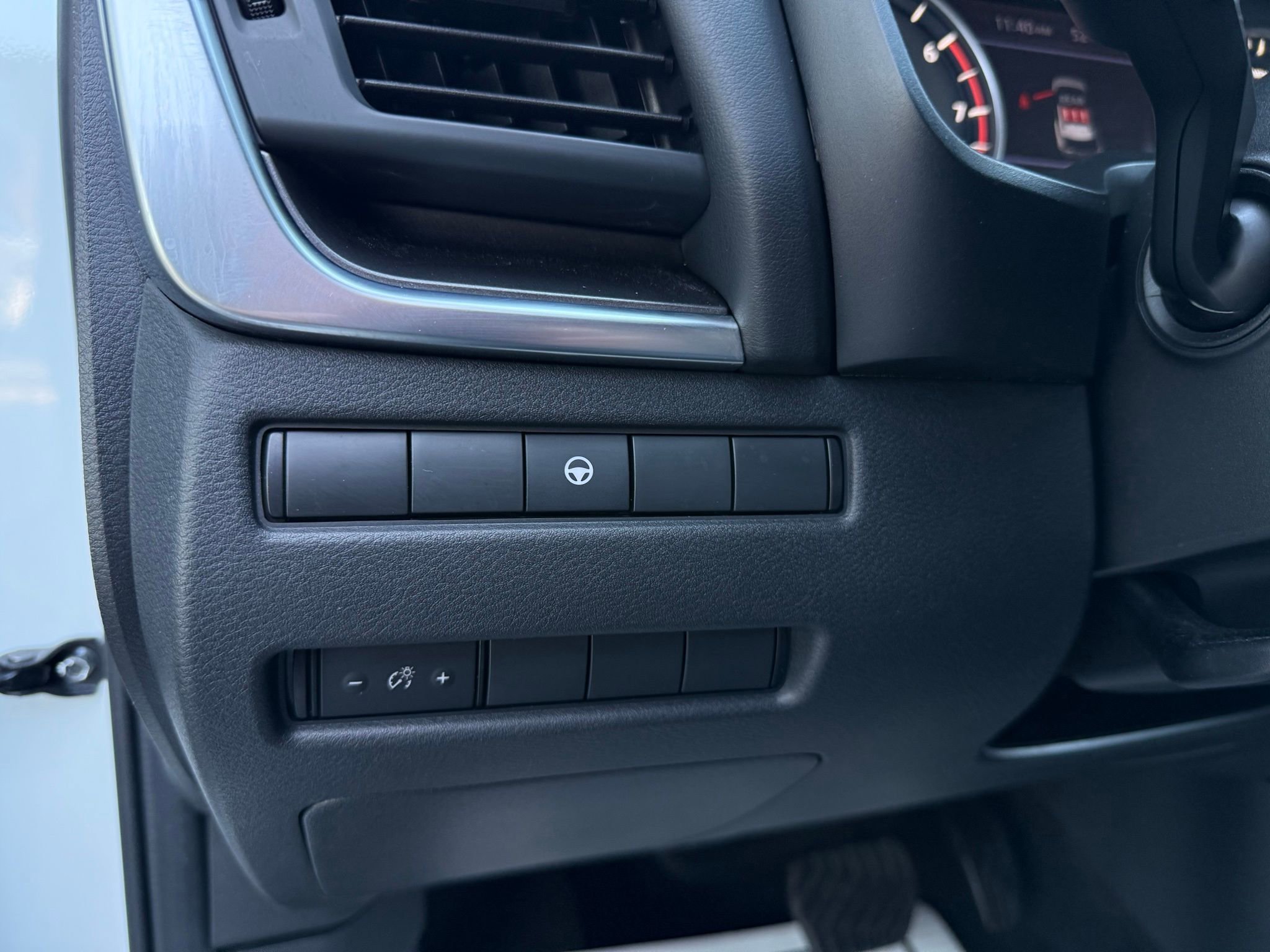 Used 2023 Nissan Rogue SV image 40