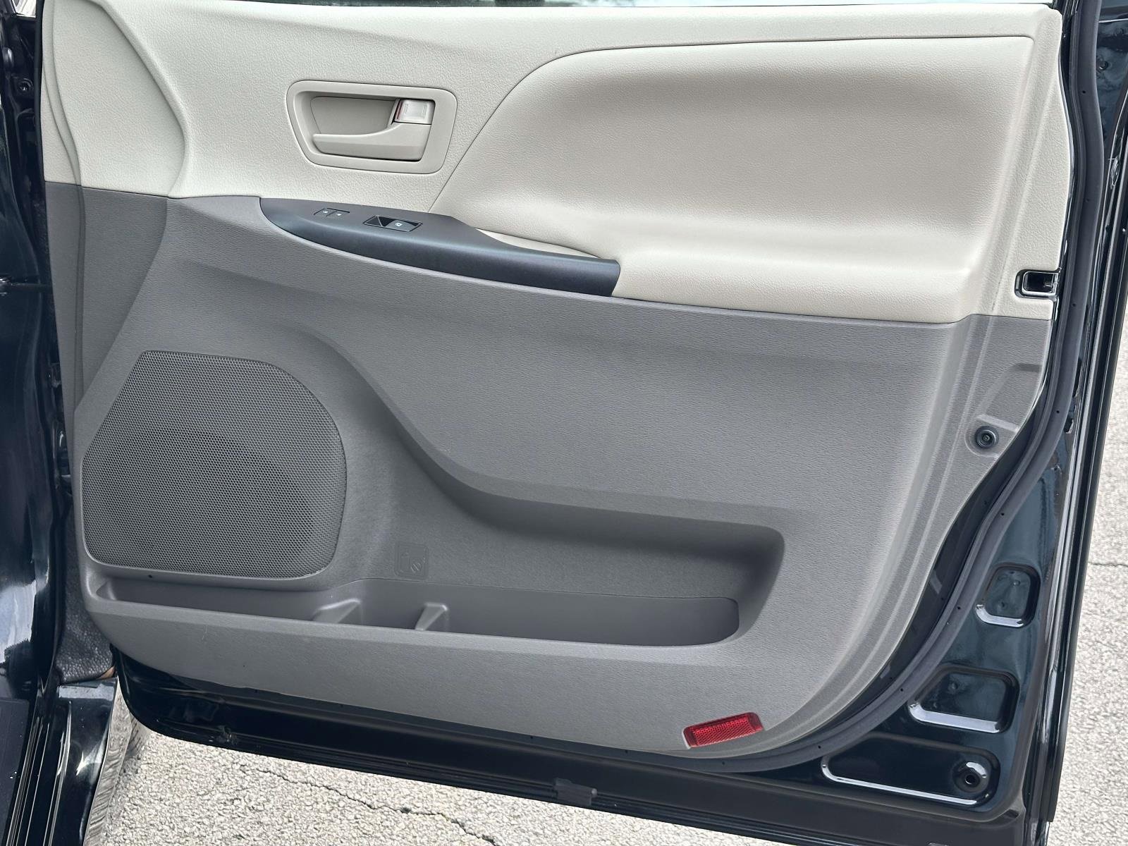 Used 2020 Toyota Sienna L image 27