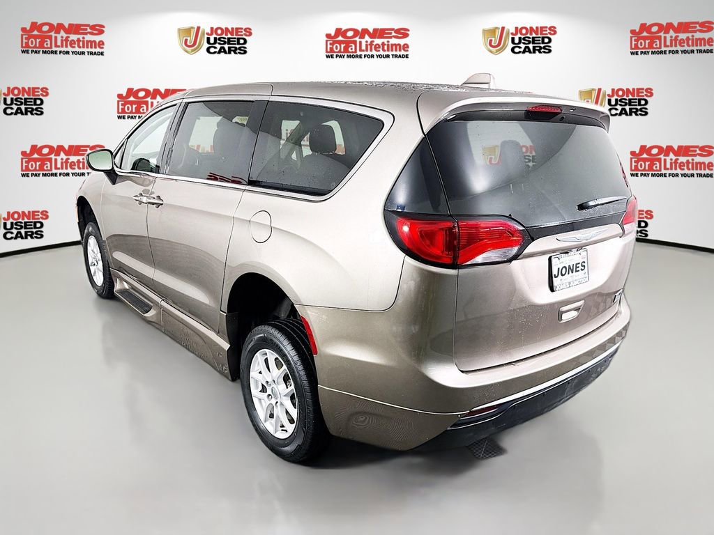 Used 2017 Chrysler Pacifica Touring Plus FWD image 2