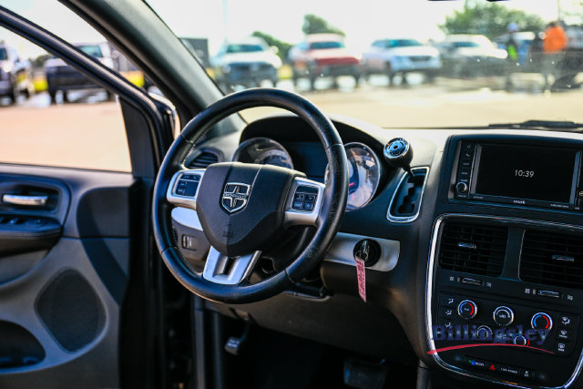 Used 2016 Dodge Grand Caravan SXT w/ UConnect Hands-Free Group FWD image 15