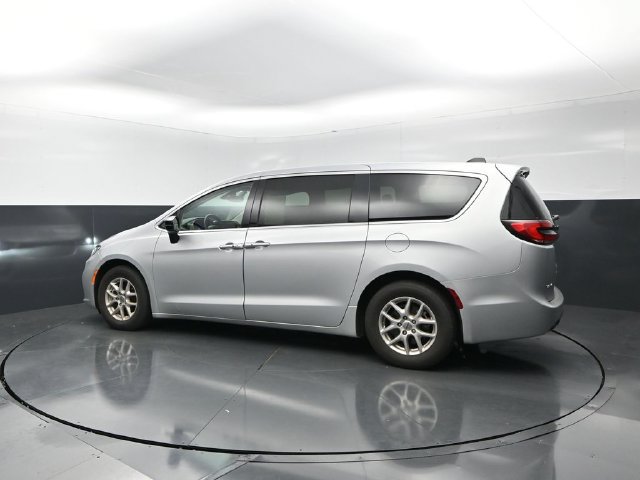 Used 2024 Chrysler Pacifica Touring-L FWD image 2