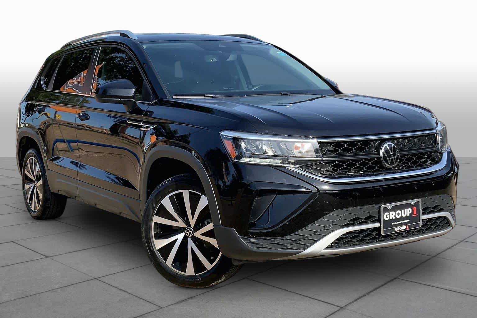 Used 2024 Volkswagen Taos SE w/ Panoramic Sunroof Package FWD image 3