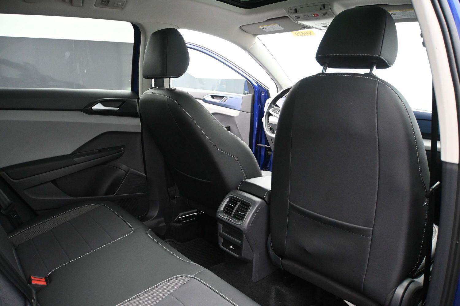Used 2022 Volkswagen Taos SE w/ Panoramic Sunroof Package AWD/4WD image 18