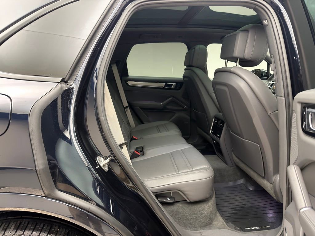Used 2023 Porsche Cayenne Platinum Edition image 7