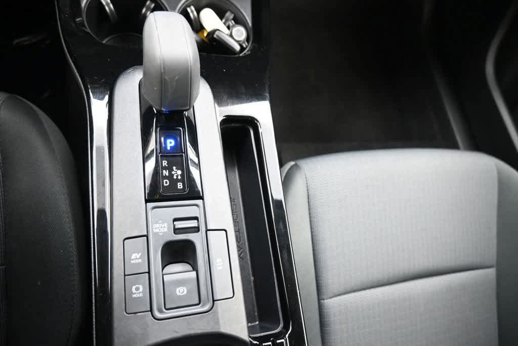 Certified 2025 Toyota Prius LE FWD image 18
