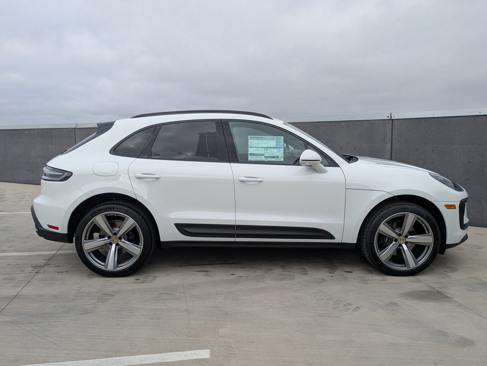 Certified 2025 Porsche Macan AWD/4WD image 8