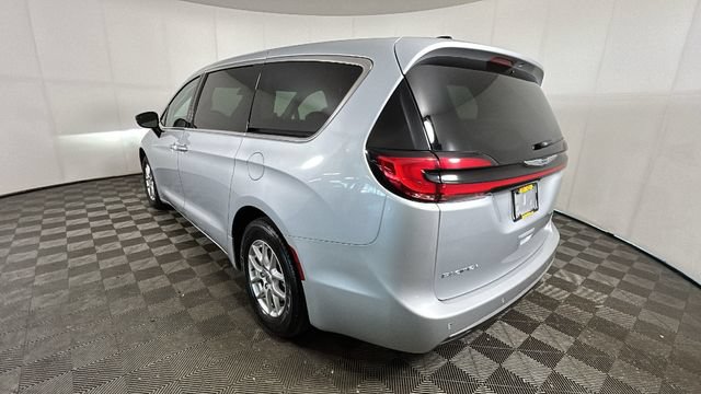 Used 2024 Chrysler Pacifica Touring-L FWD image 4