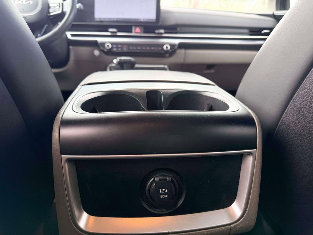 Used 2025 Kia Carnival FWD image 12