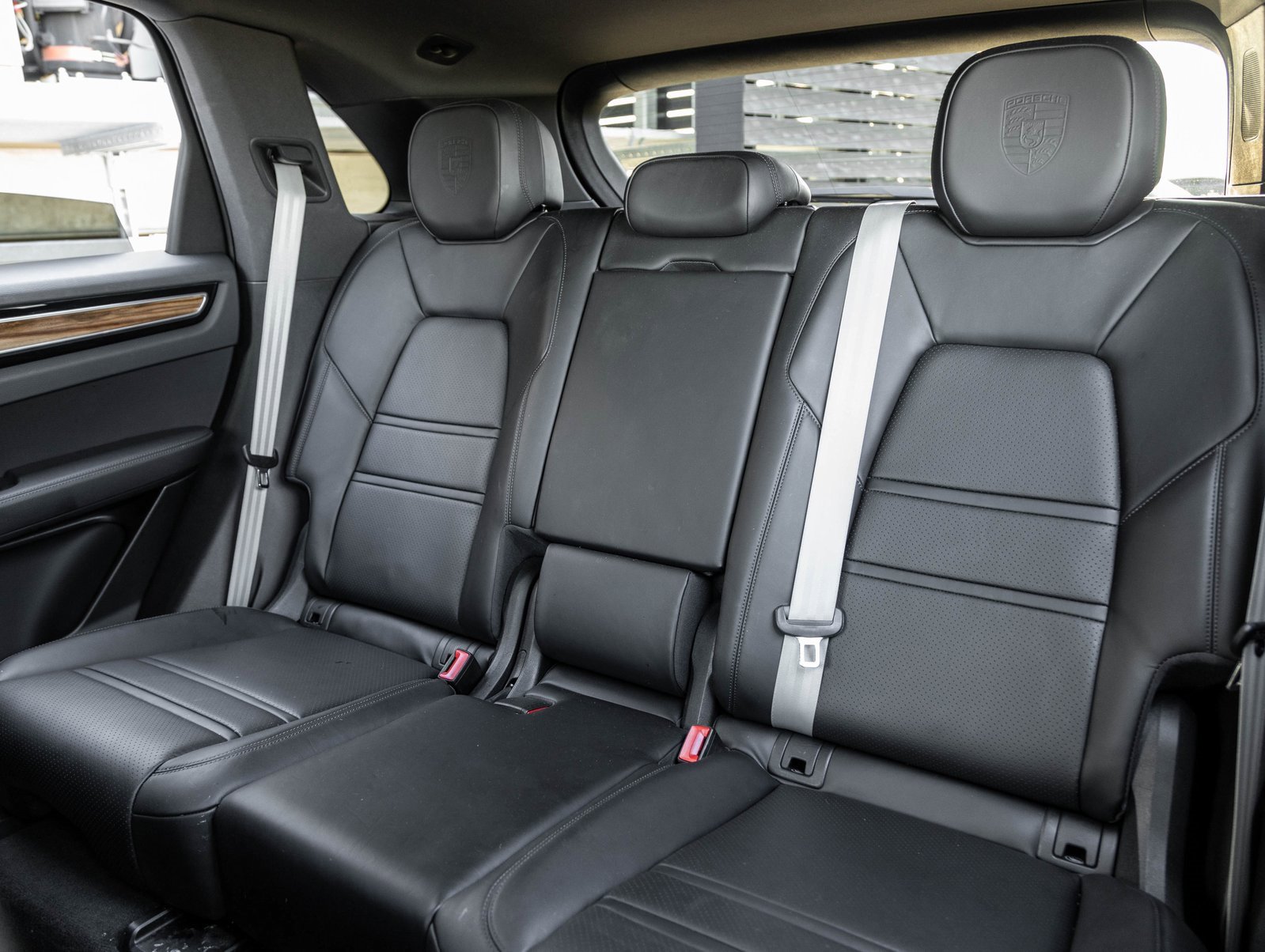 Certified 2023 Porsche Cayenne Platinum Edition image 30