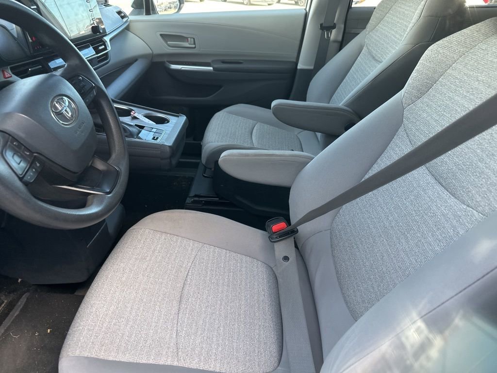 Used 2022 Toyota Sienna LE image 2