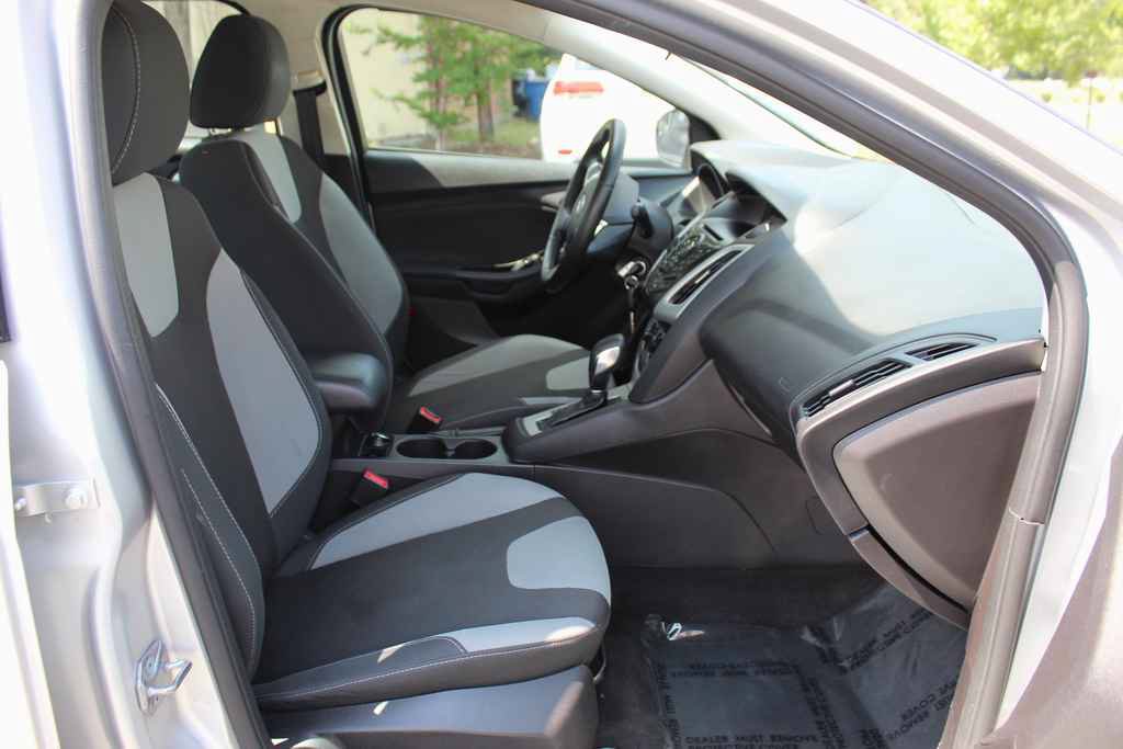 Used 2014 Ford Focus SE w/ SE Sport Package FWD image 26