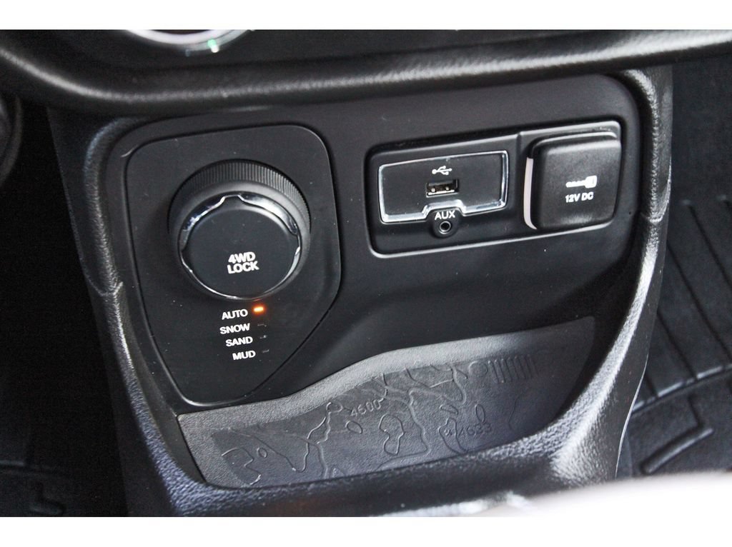 Used 2015 Jeep Renegade Latitude AWD/4WD image 29