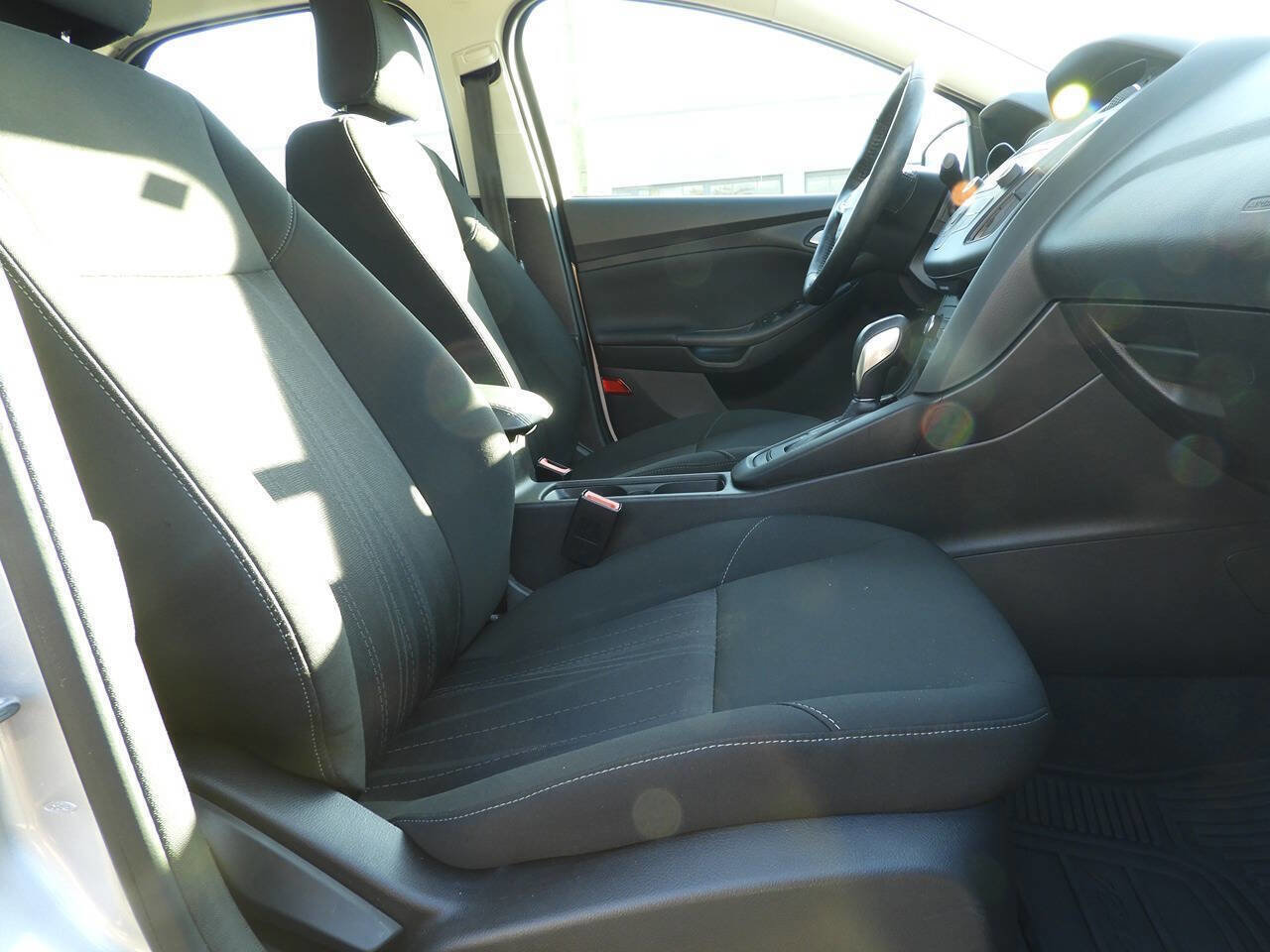 Used 2015 Ford Focus SE w/ SE Cold Weather Package image 31