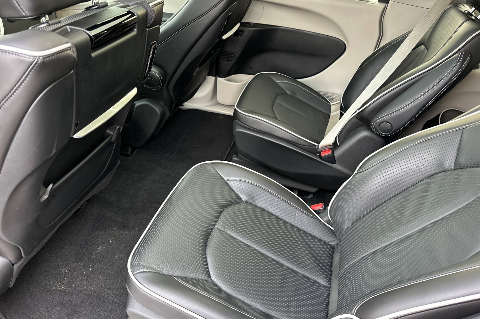 Used 2023 Chrysler Pacifica Limited w/ Uconnect Theater Family Group image 12