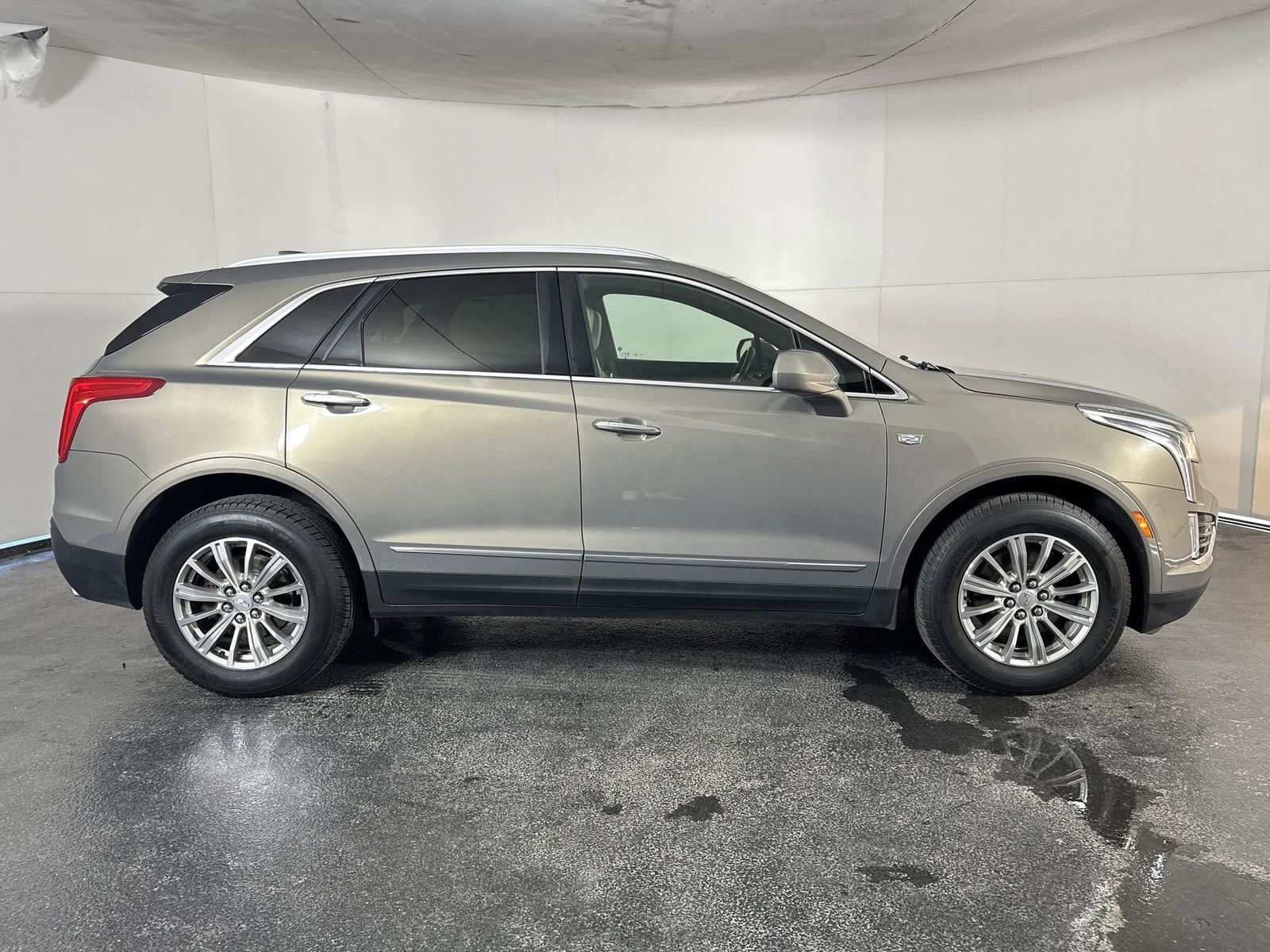 Used 2018 Cadillac XT5 Luxury w/ LPO, Wheel Lock Package image 9