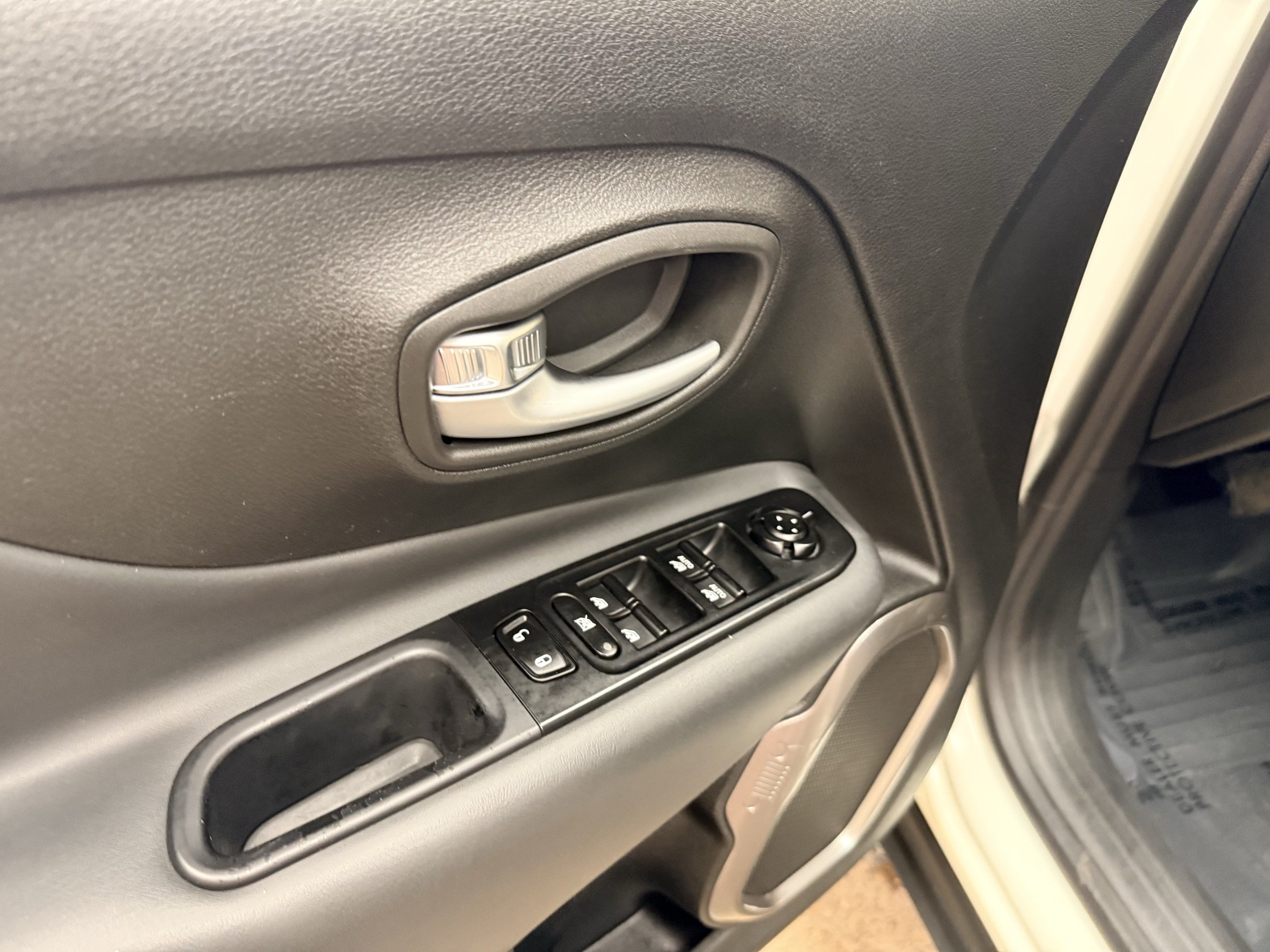 Used 2022 Jeep Renegade Limited w/ Sun, Sound & Wheels Group AWD/4WD image 11