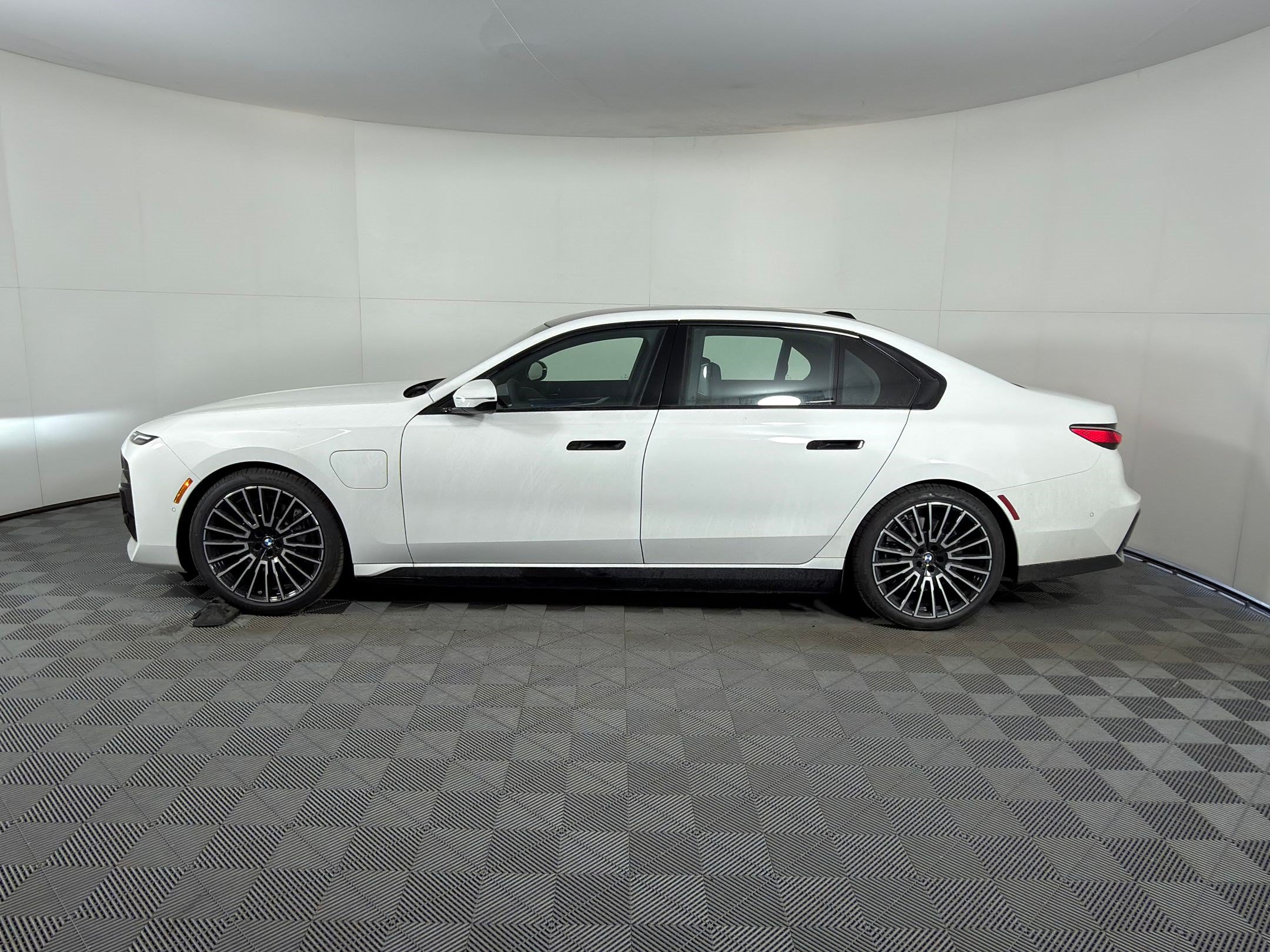 Used 2026 BMW 750e xDrive w/ Premium Package AWD/4WD image 2