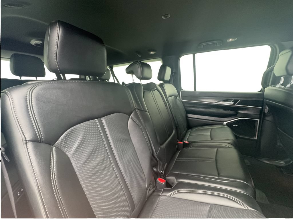 Used 2024 Jeep Wagoneer L Series II RWD image 28