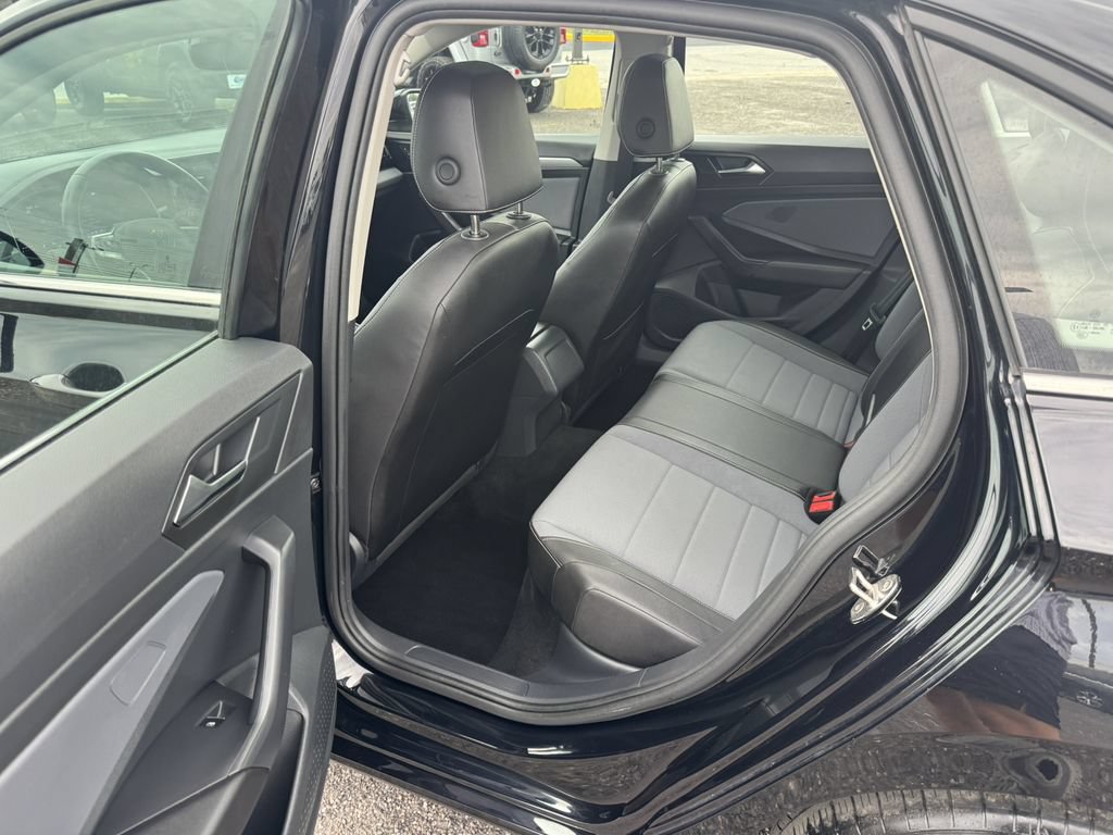 Used 2025 Volkswagen Jetta SE FWD image 9