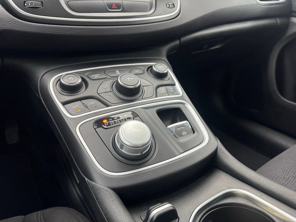 Used 2015 Chrysler 200 Limited w/ Convenience Group FWD image 21