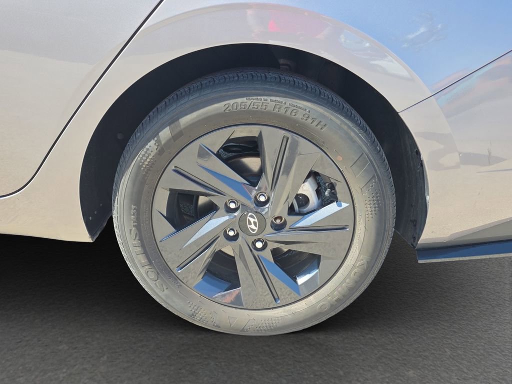 Used 2023 Hyundai Elantra SEL w/ Cargo Package image 5