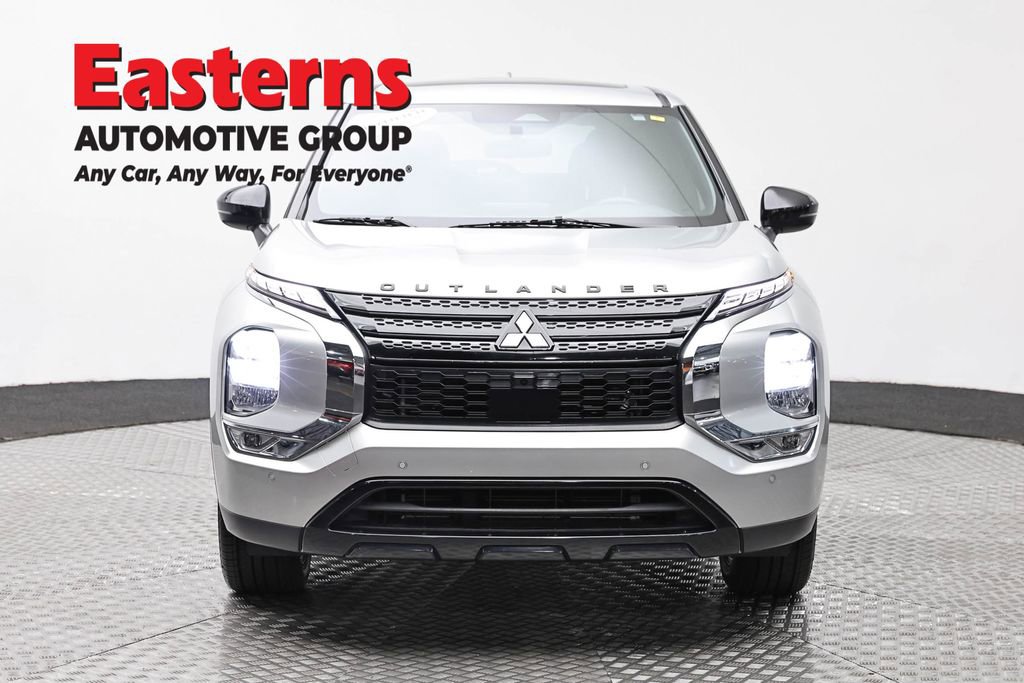 Used 2022 Mitsubishi Outlander SE image 2