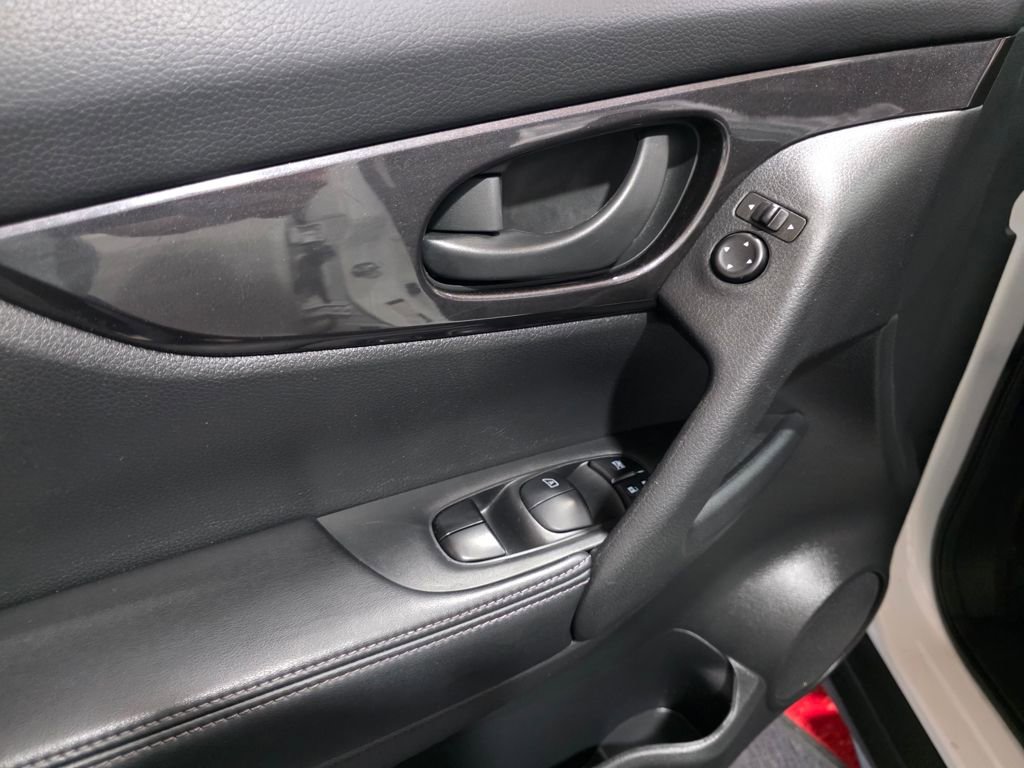 Used 2019 Nissan Rogue S image 12