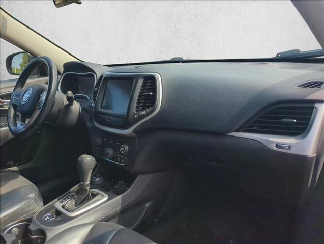 Used 2018 Jeep Cherokee Latitude Plus w/ Cold Weather Group AWD/4WD image 28