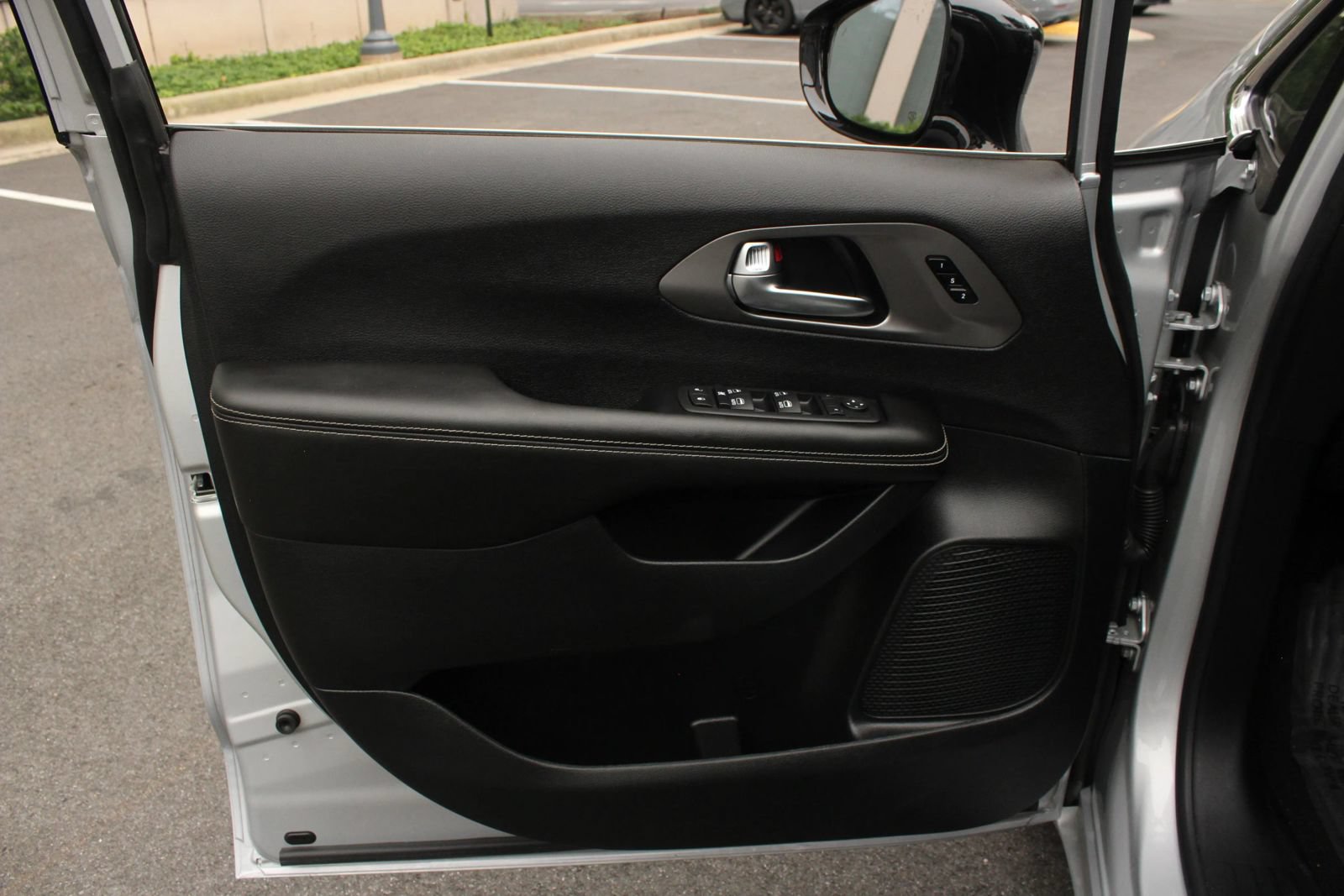 Used 2026 Chrysler Pacifica Select FWD image 15