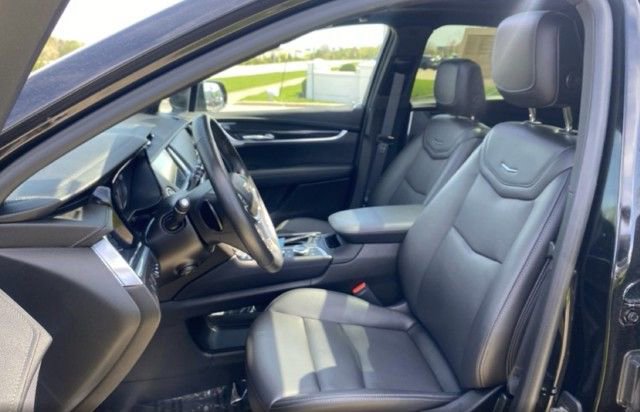 Used 2023 Cadillac XT5 Premium Luxury w/ Technology Package AWD/4WD image 3