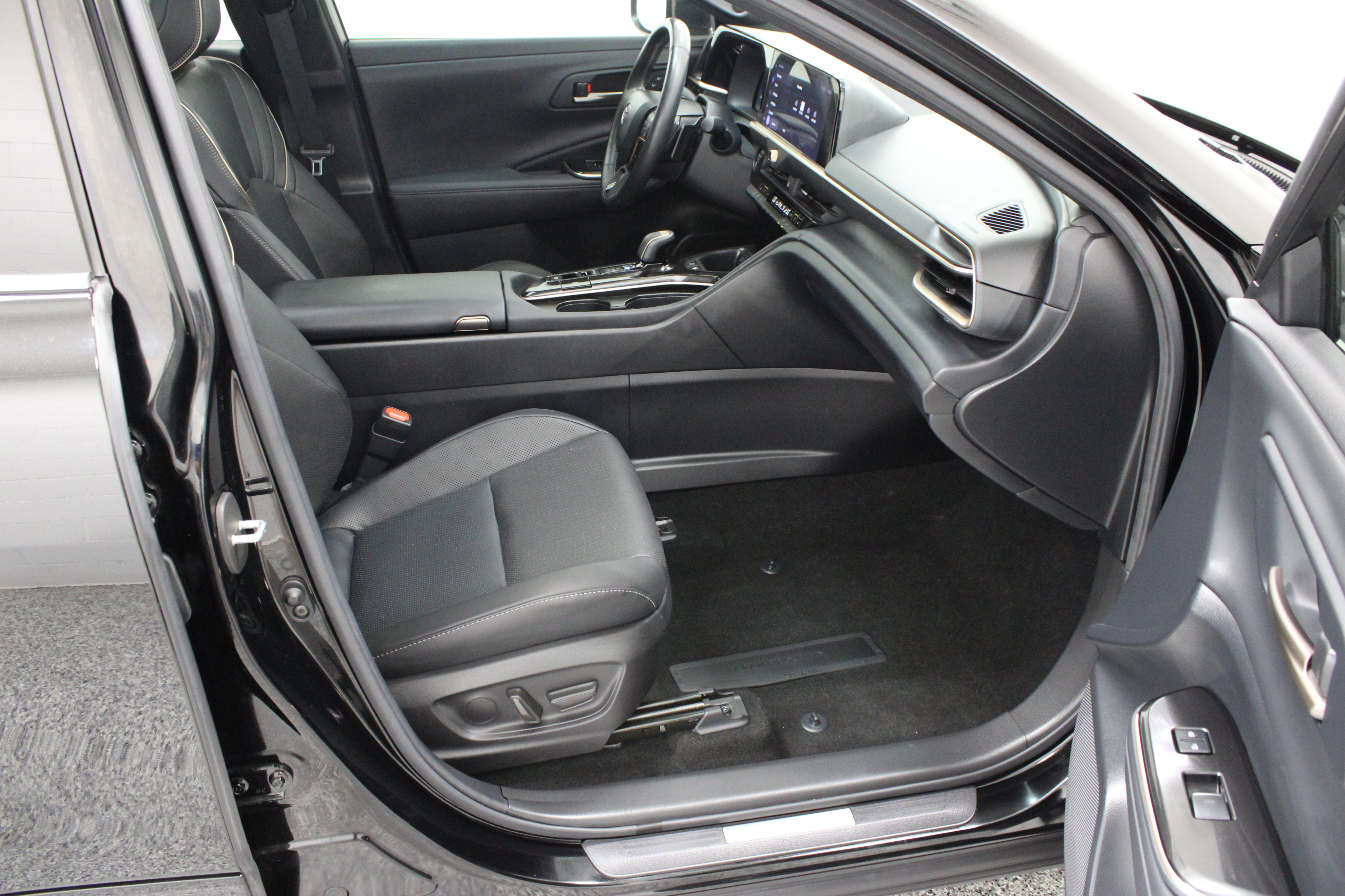 Used 2024 Toyota Crown Platinum AWD/4WD image 38