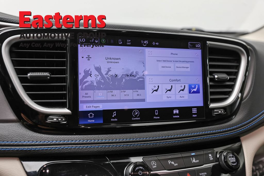 Used 2021 Chrysler Pacifica Touring-L FWD image 19