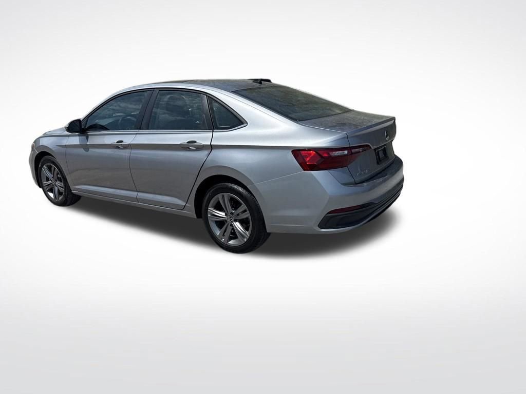 Used 2024 Volkswagen Jetta SE image 4