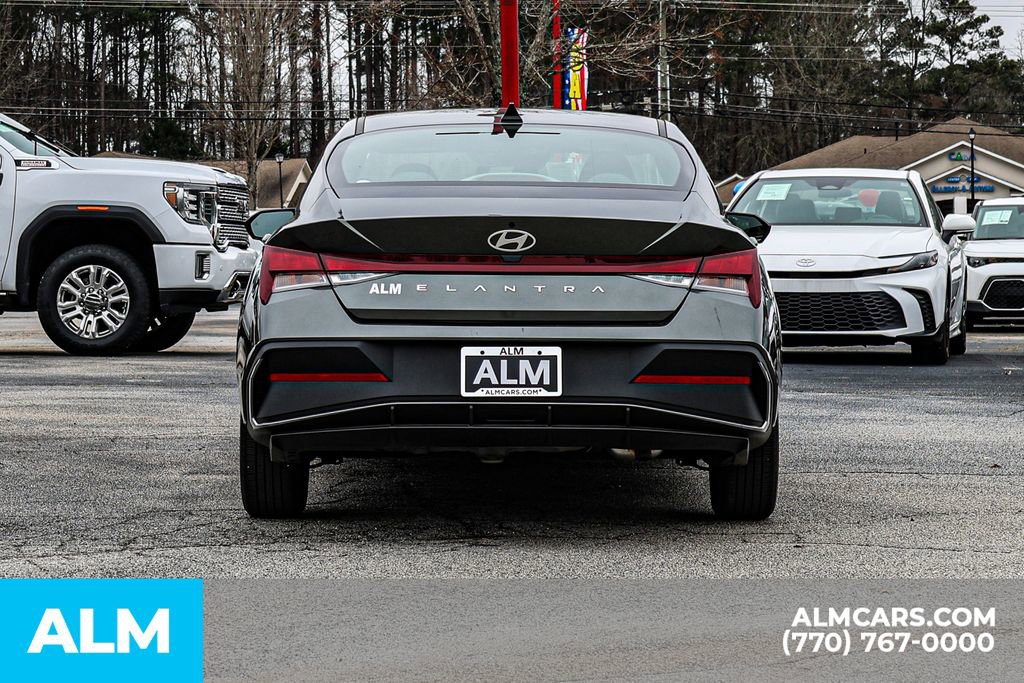 Used 2025 Hyundai Elantra SE FWD image 12