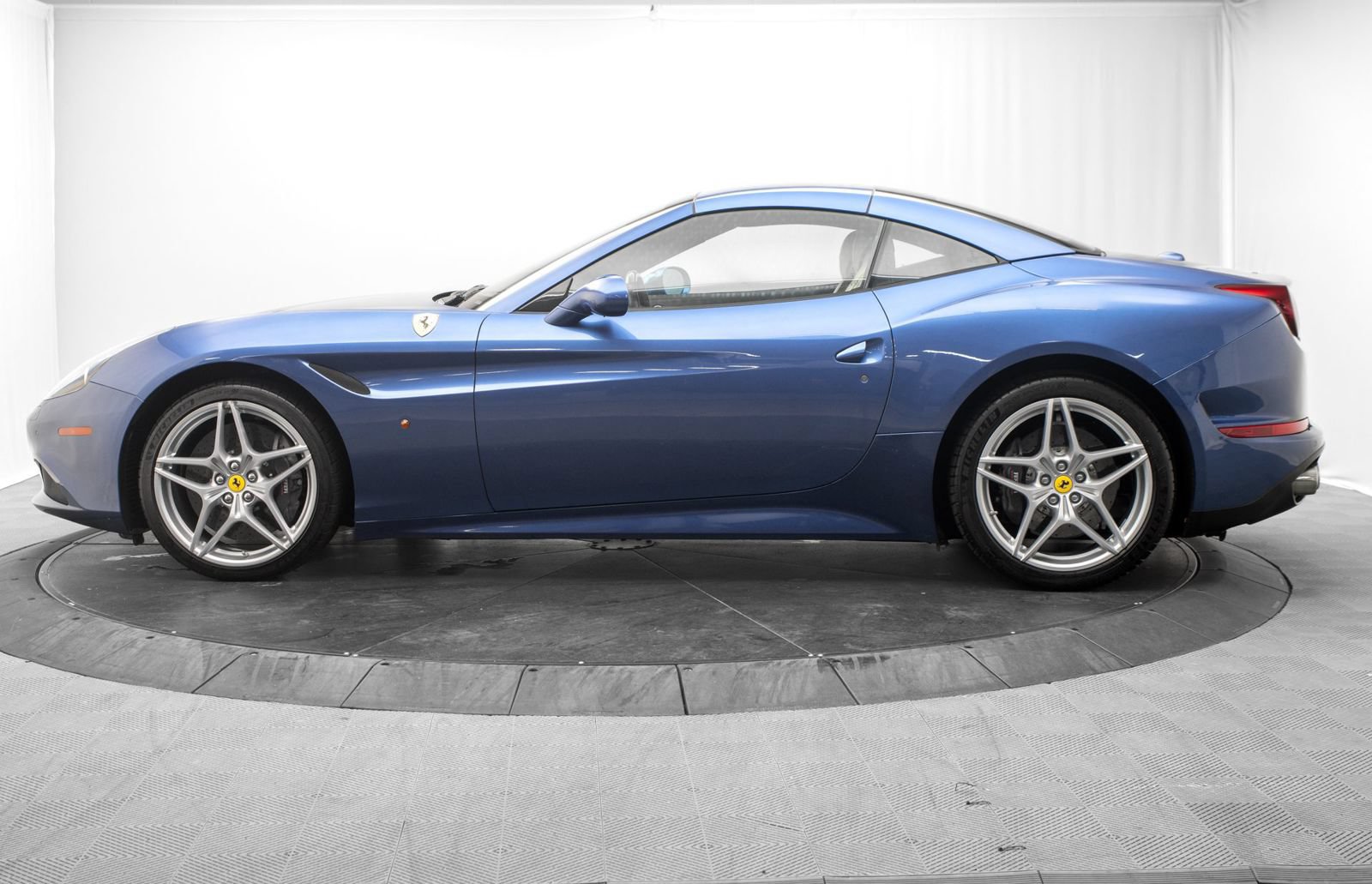 Used 2016 Ferrari California T RWD image 14