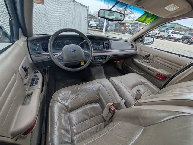 Used 2002 Ford Crown Victoria LX image 4