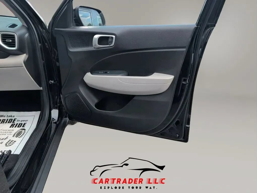 Used 2022 Hyundai Venue SEL FWD image 19