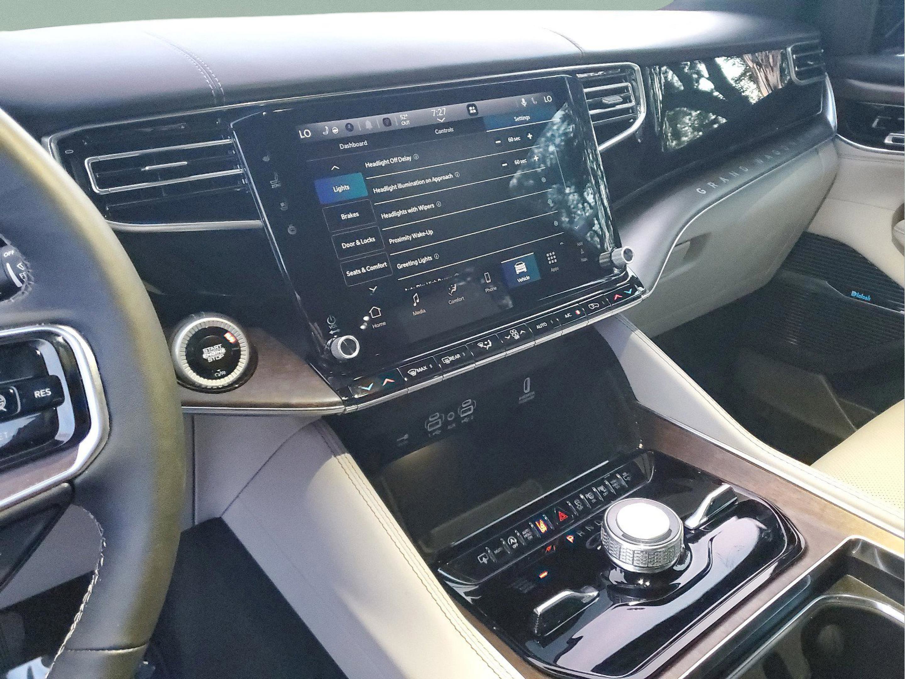 Certified 2025 Jeep Grand Wagoneer 4WD image 24